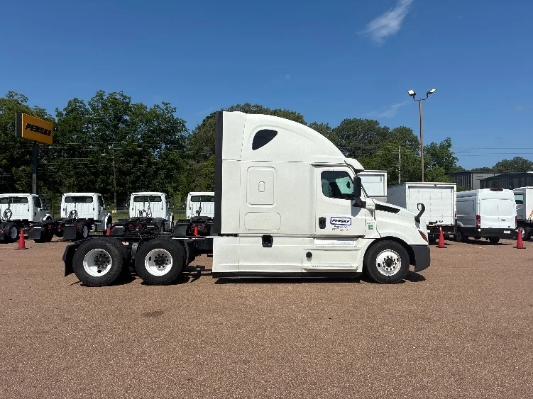 2020 Freightliner Cascadia in Jackson, MS — photo 8