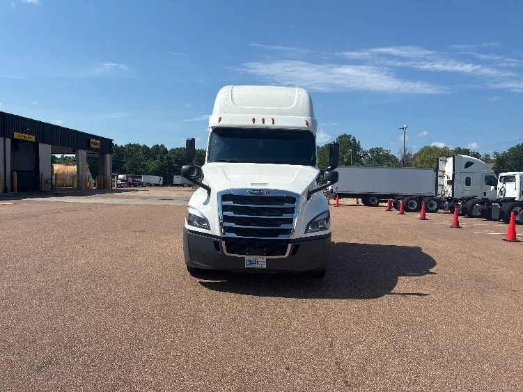2020 Freightliner Cascadia in Jackson, MS — photo 2