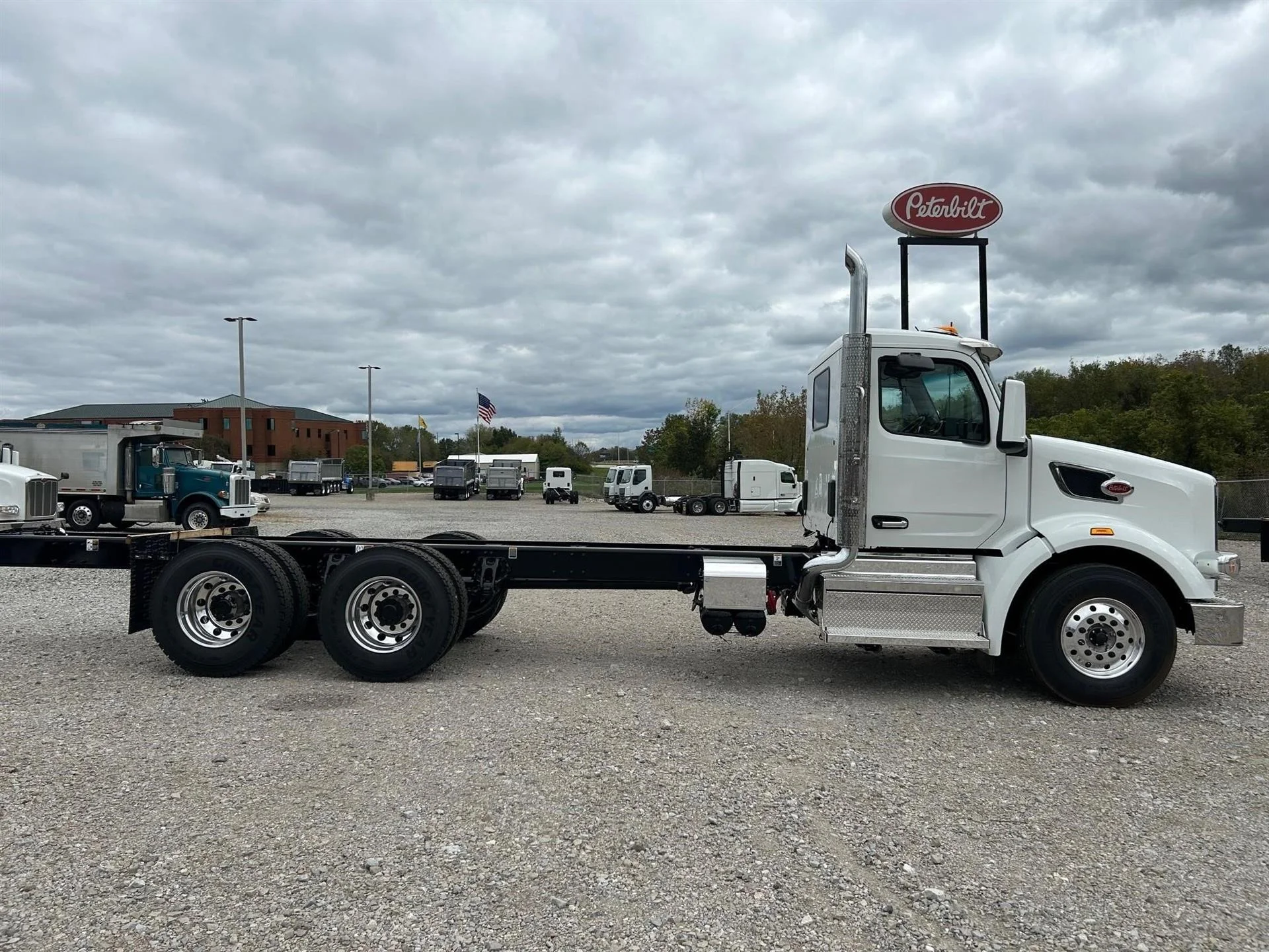 2025 Peterbilt 567 - image 4