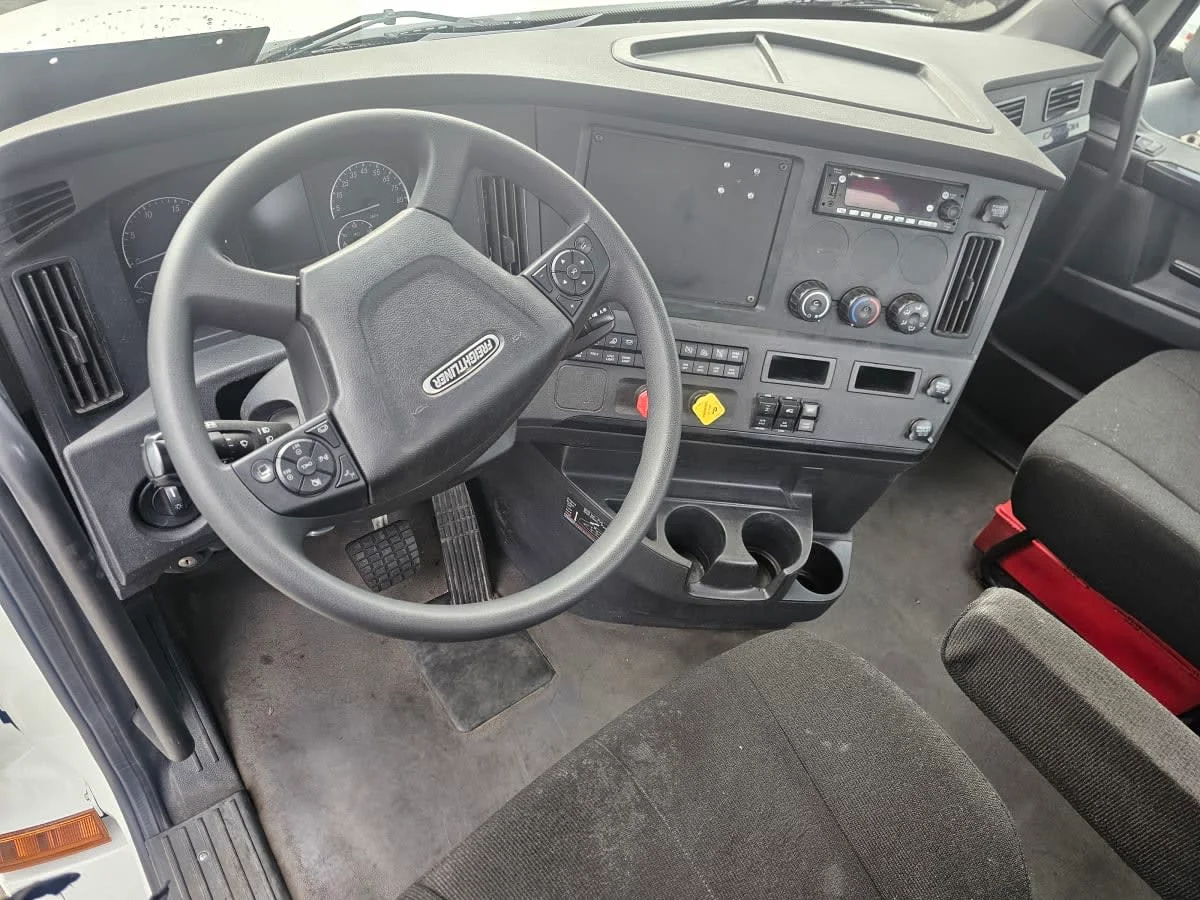 2022 Freightliner Cascadia - image 7