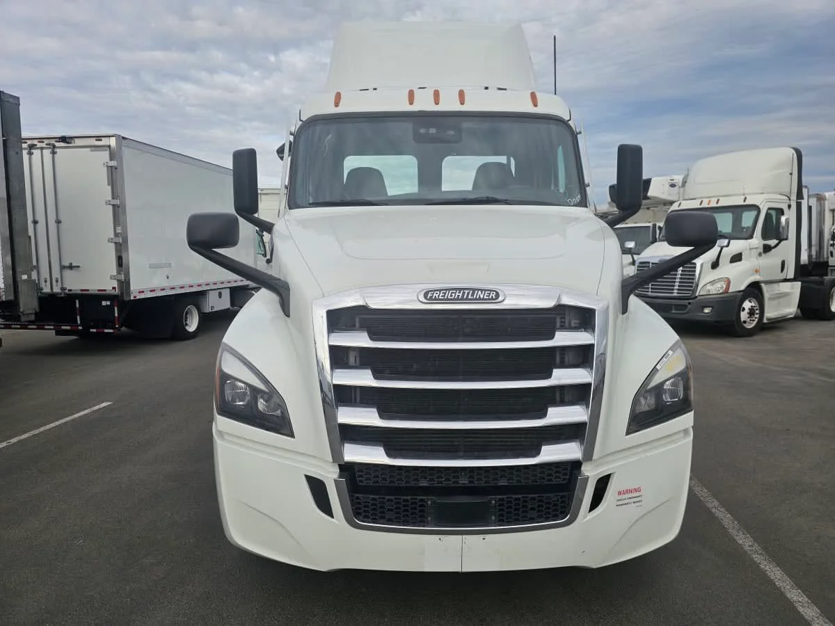 2022 Freightliner Cascadia - image 2
