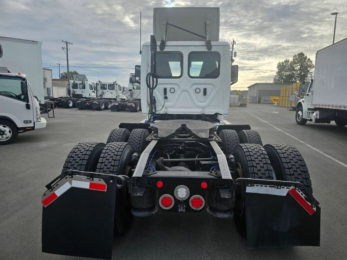 2022 Freightliner Cascadia - image 5