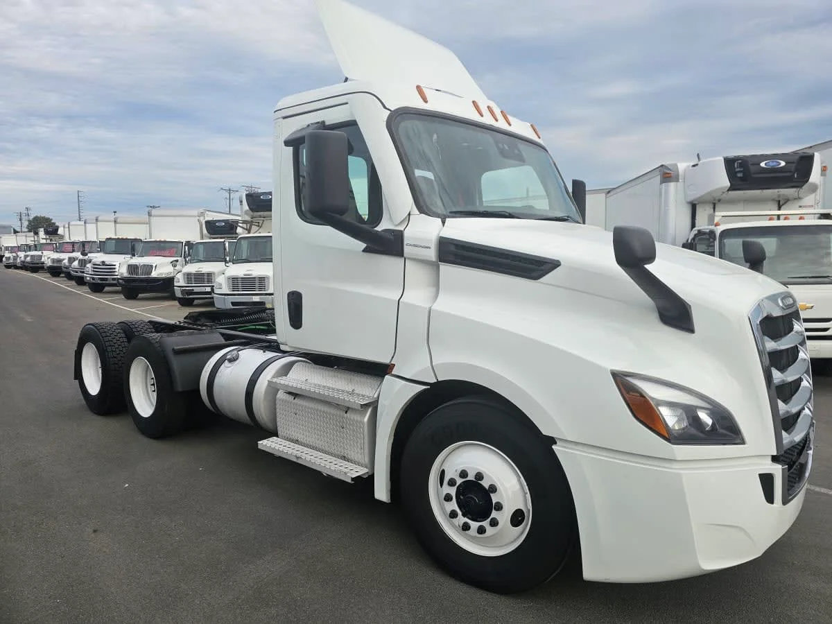 2022 Freightliner Cascadia - image 3