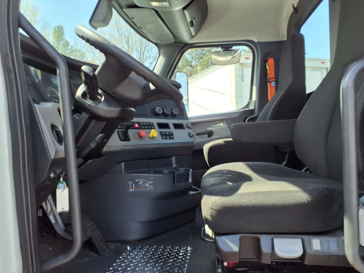 2020 Freightliner Cascadia in Doraville, GA — photo 7