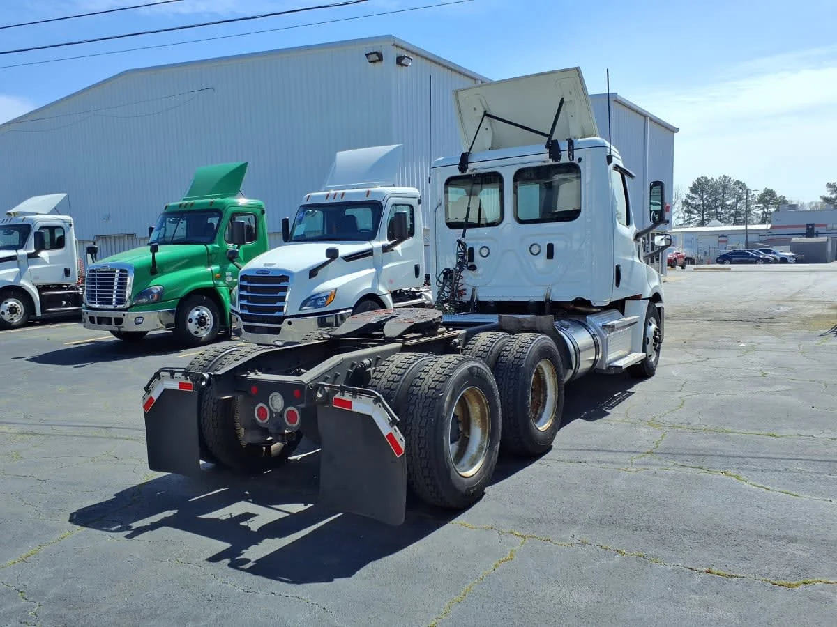 2020 Freightliner Cascadia in Doraville, GA — photo 4