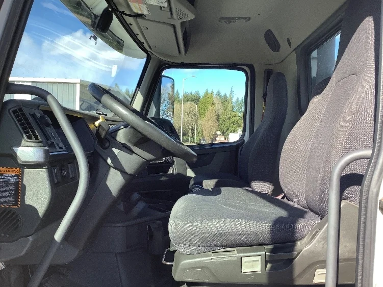 2020 Volvo VNR 640 in Lacey, WA — photo 10