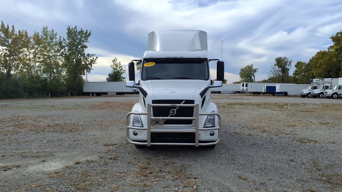 2020 Volvo VNR 640 - image 2