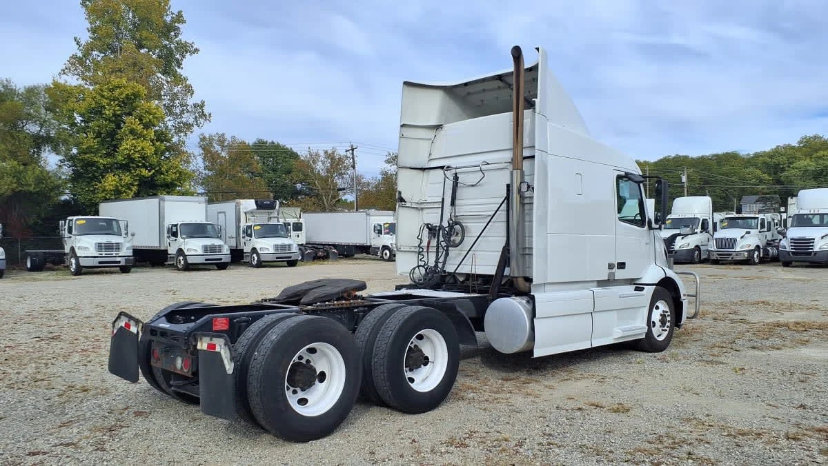 2020 Volvo VNR 640 - image 4