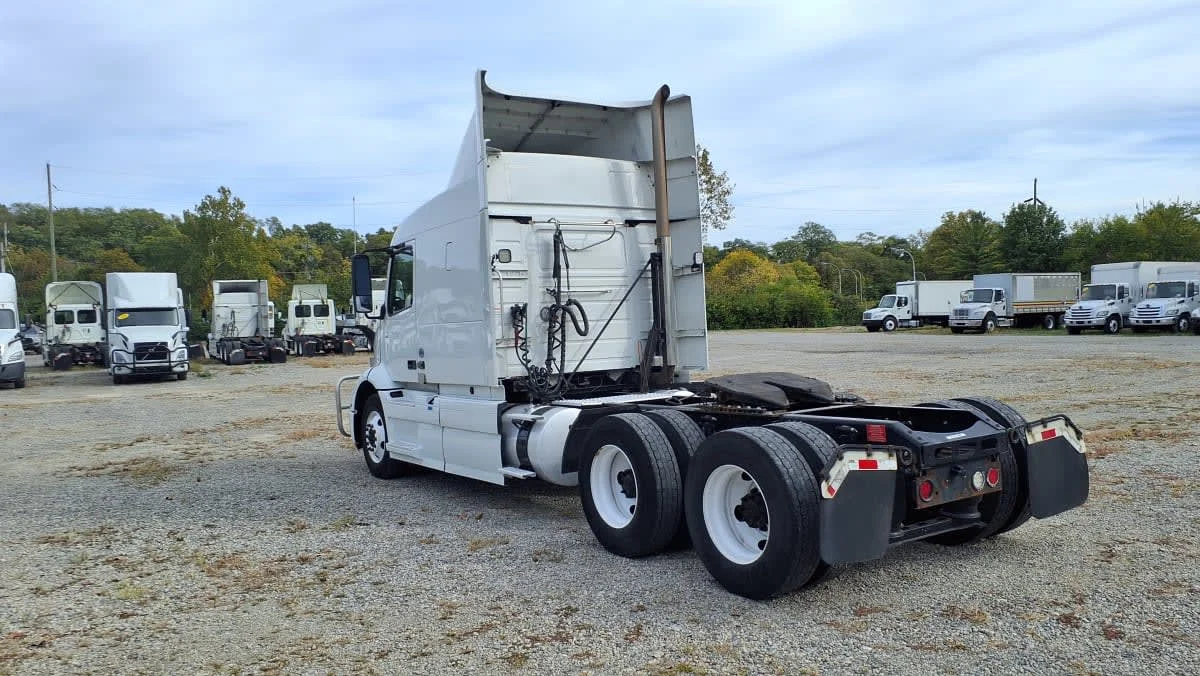 2020 Volvo VNR 640 - image 6