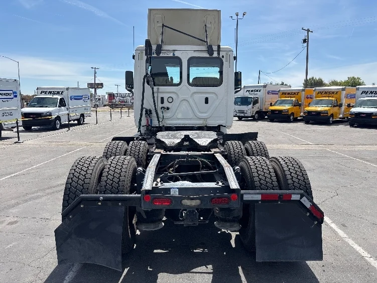 2020 Freightliner Cascadia in Fresno, CA — photo 6