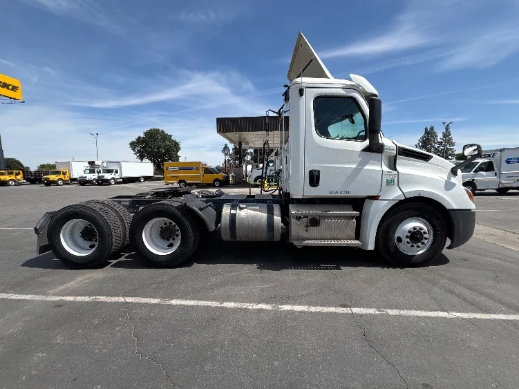 2020 Freightliner Cascadia in Fresno, CA — photo 8