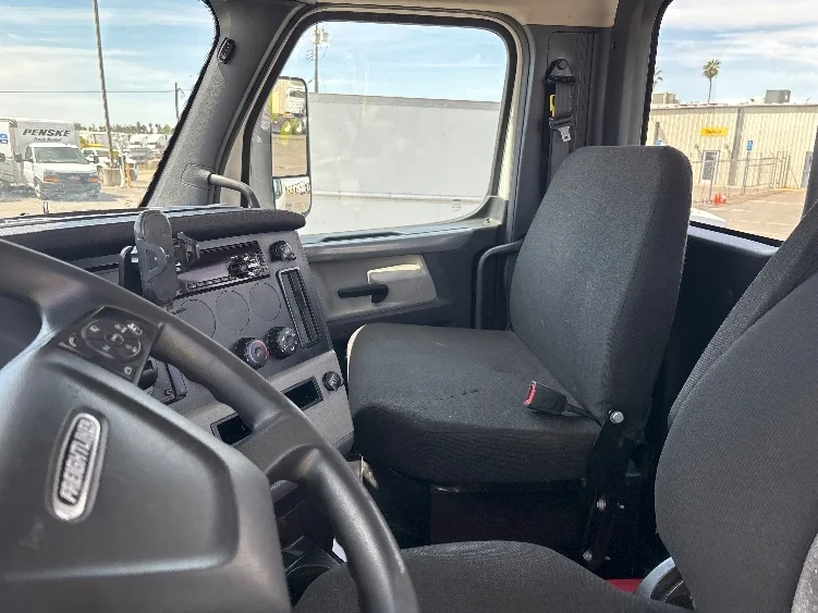 2020 Freightliner Cascadia in Fresno, CA — photo 10