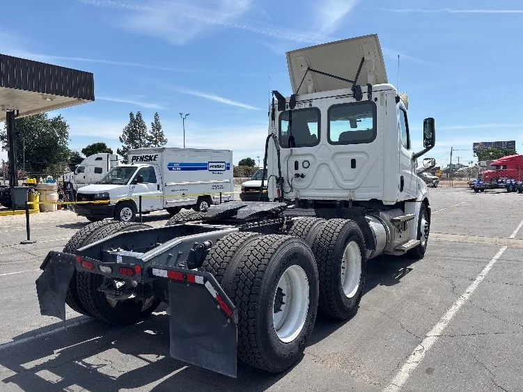 2020 Freightliner Cascadia in Fresno, CA — photo 7