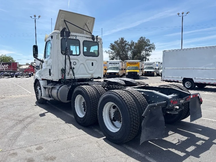 2020 Freightliner Cascadia in Fresno, CA — photo 5
