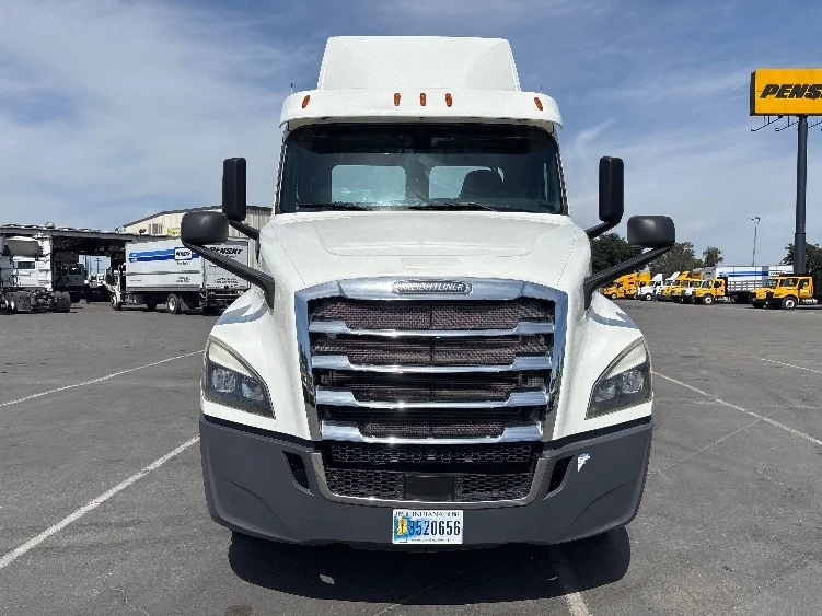 2020 Freightliner Cascadia in Fresno, CA — photo 2