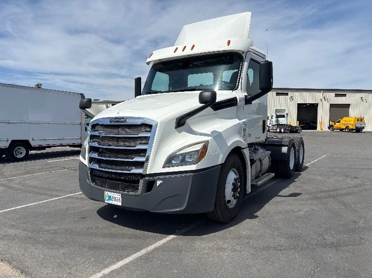 2020 Freightliner Cascadia in Fresno, CA — photo 3