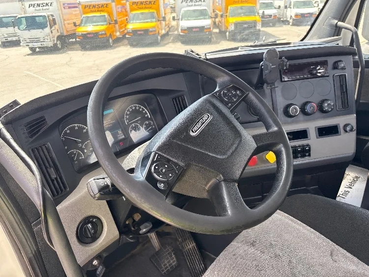 2020 Freightliner Cascadia in Fresno, CA — photo 9
