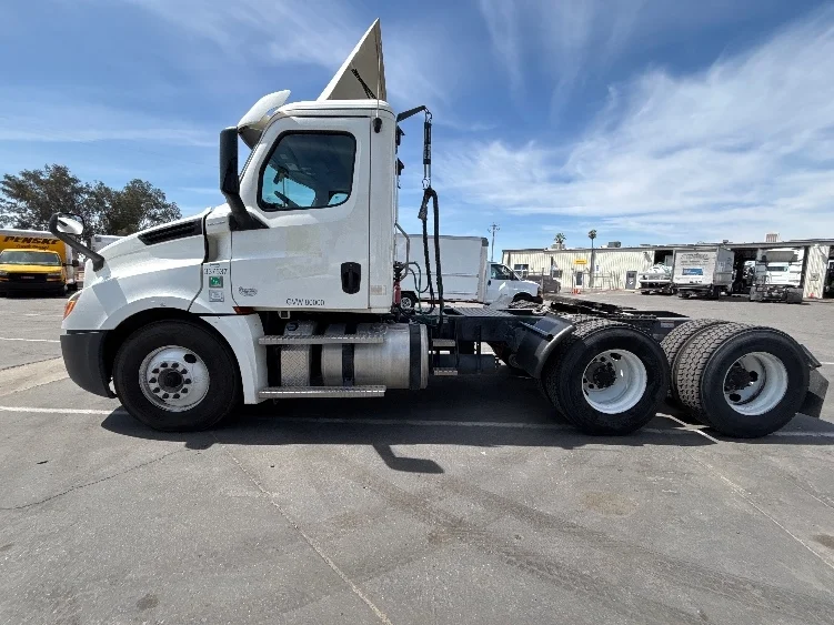 2020 Freightliner Cascadia in Fresno, CA — photo 4