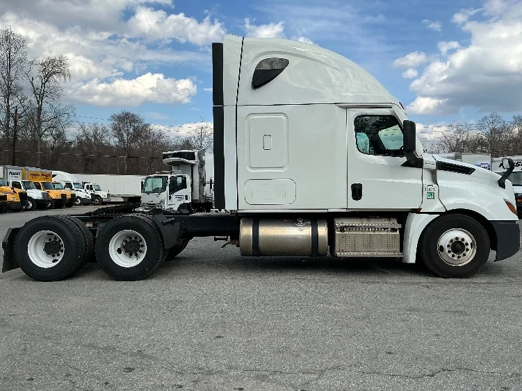 2021 Freightliner Cascadia - image 8