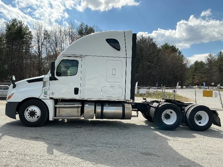 2021 Freightliner Cascadia - image 4