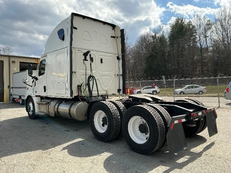 2021 Freightliner Cascadia - image 5