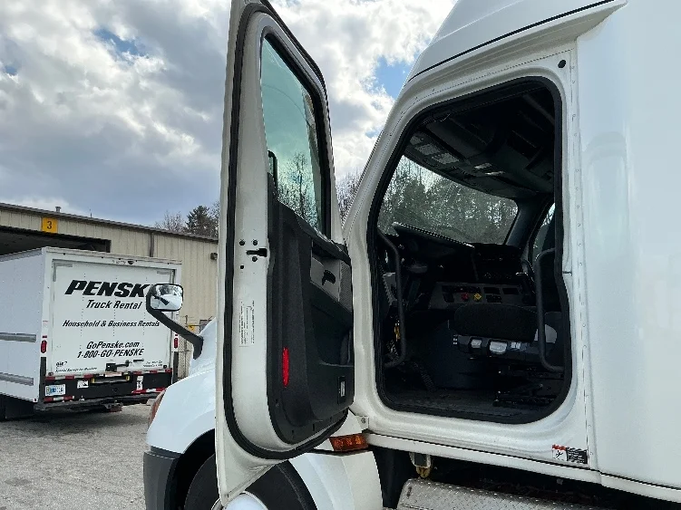 2021 Freightliner Cascadia - image 9