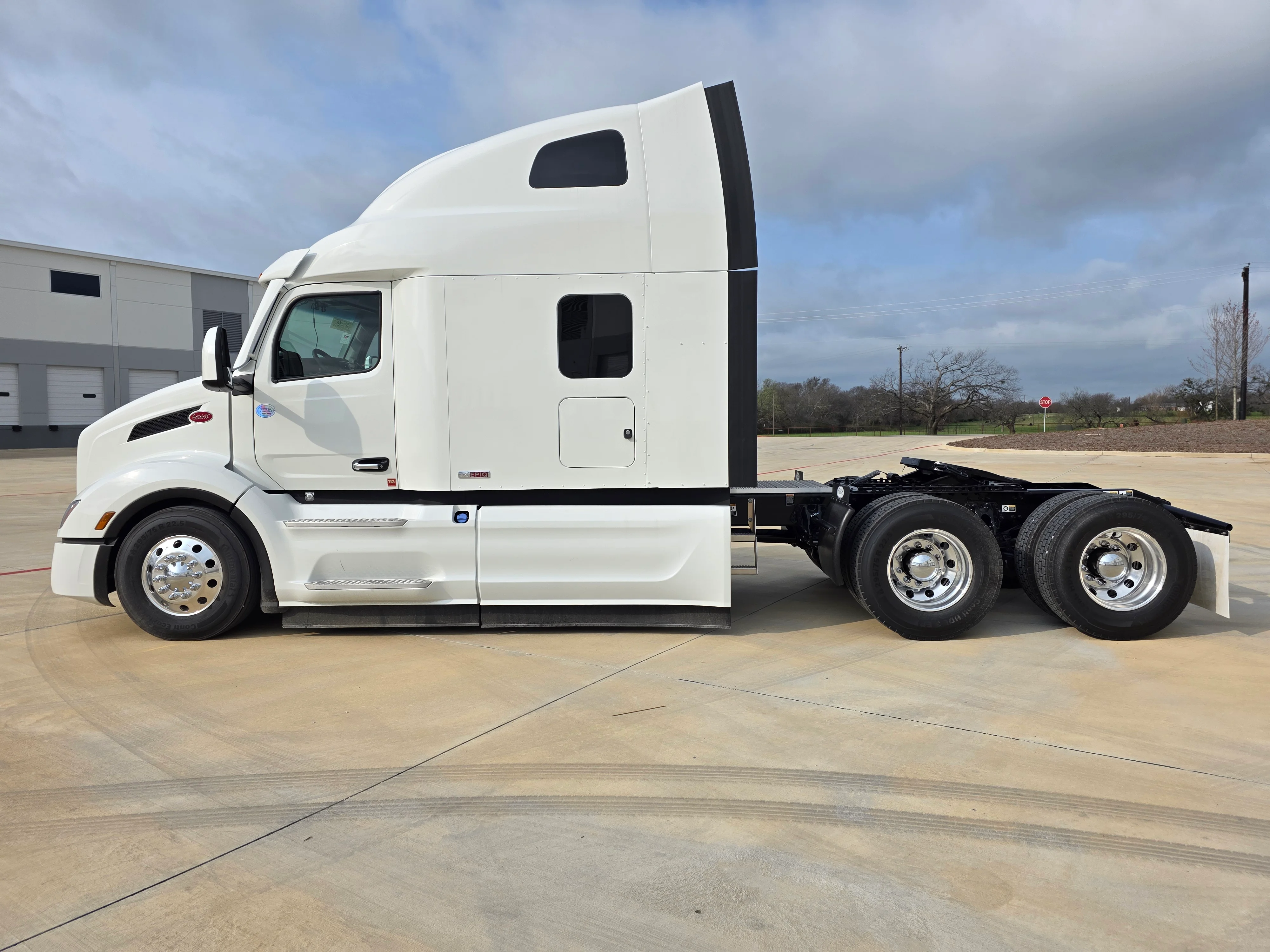 2027 Peterbilt 579 in Dunn, NC — photo 2