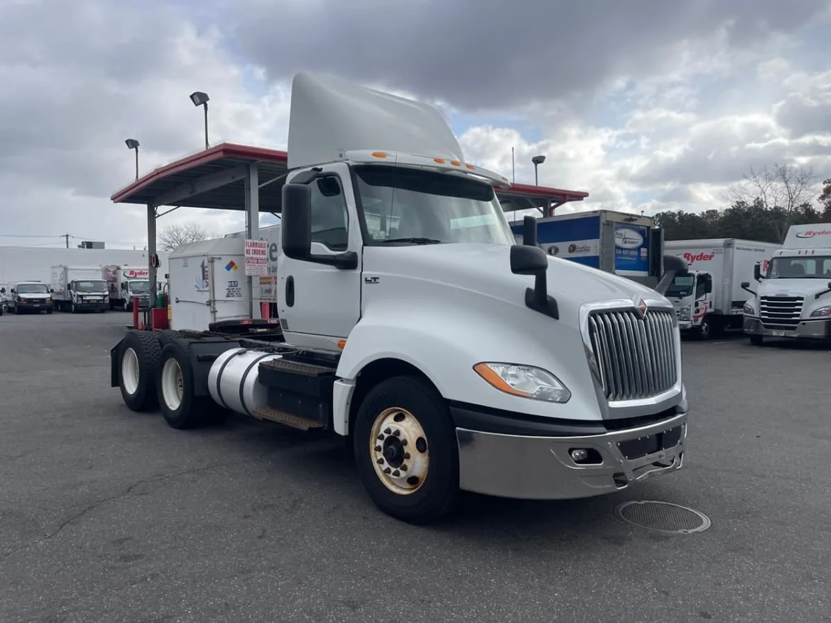 2018 International LT in Farmingdale, NY — photo 3