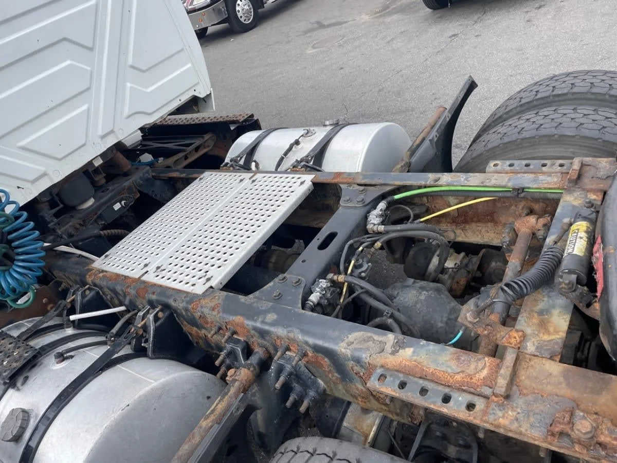 2018 International LT - image 10