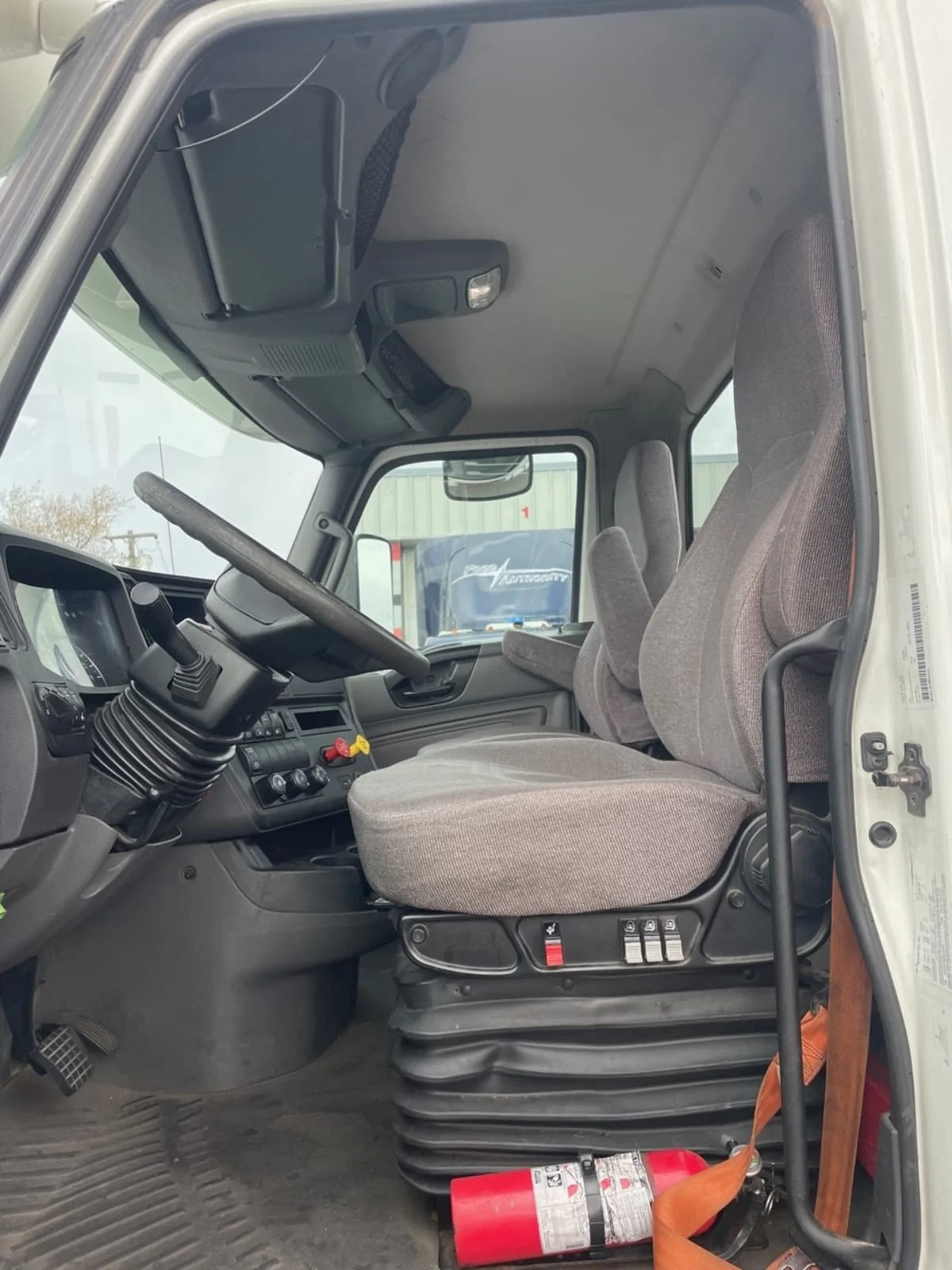 2018 International LT - image 7