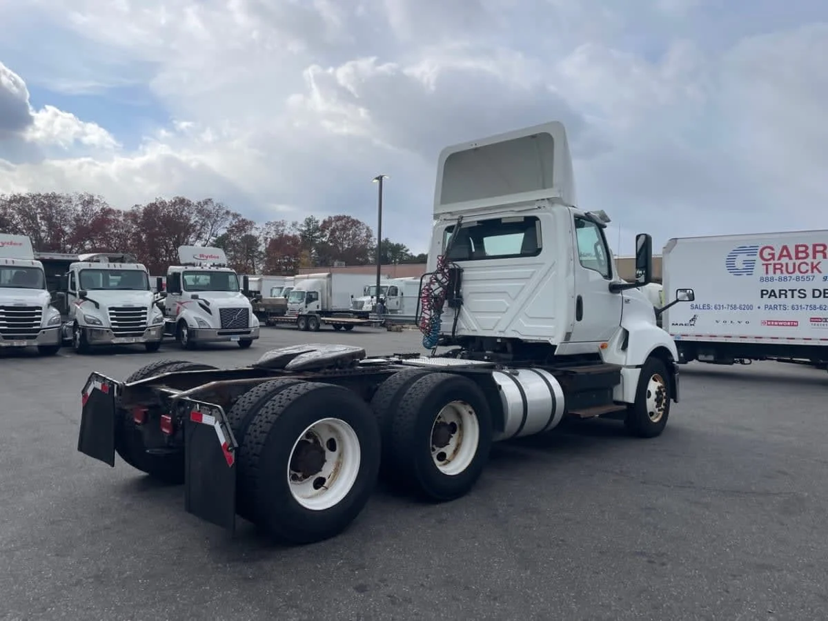2018 International LT - image 4