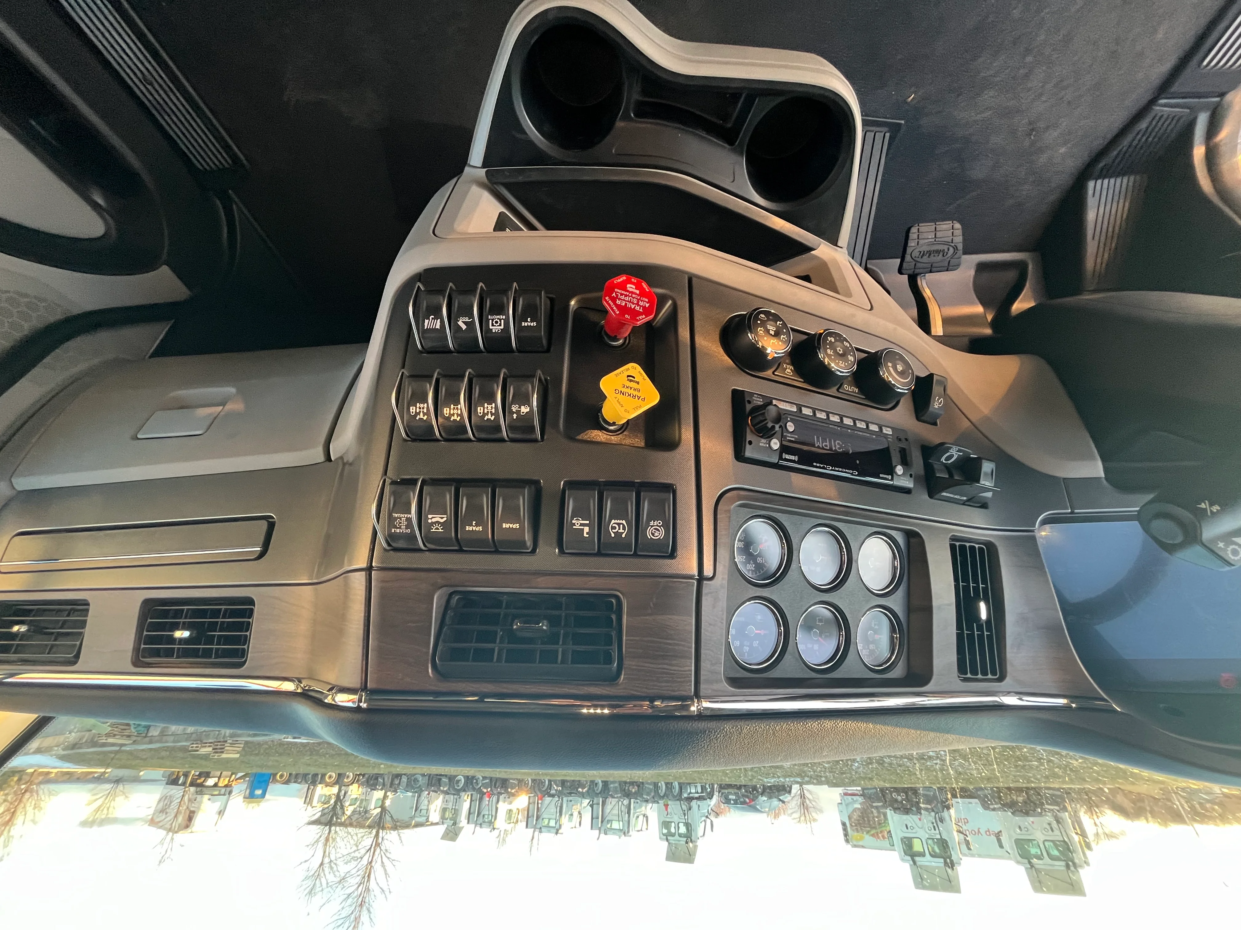2024 Peterbilt 567 in Allentown, PA — photo 14