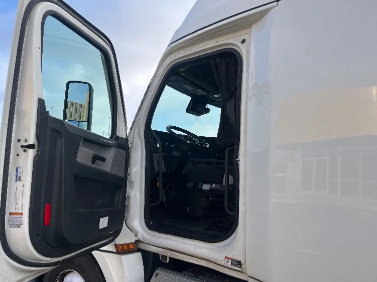 2022 Freightliner Cascadia - image 9