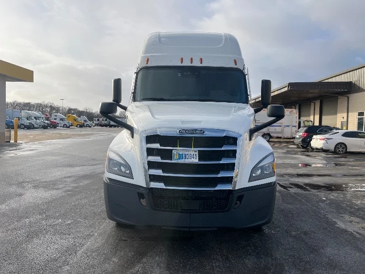 2022 Freightliner Cascadia - image 2