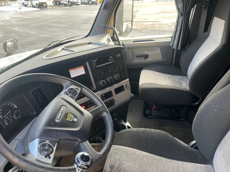 2022 Freightliner Cascadia - image 10