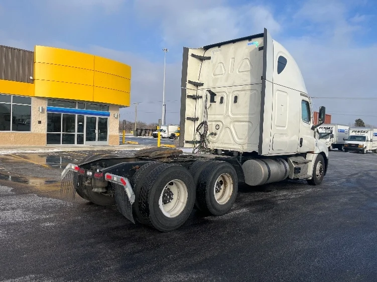 2022 Freightliner Cascadia - image 7