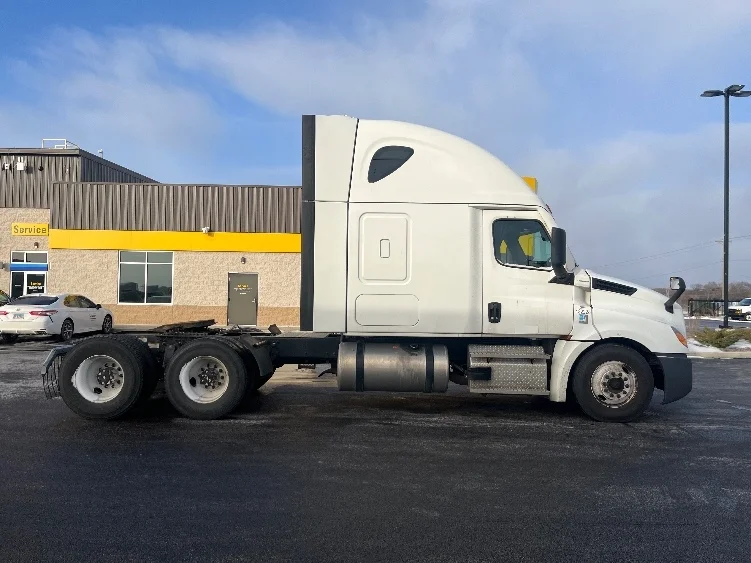 2022 Freightliner Cascadia - image 8