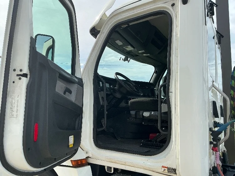 2020 Freightliner Cascadia in Gulfport, MS — photo 9