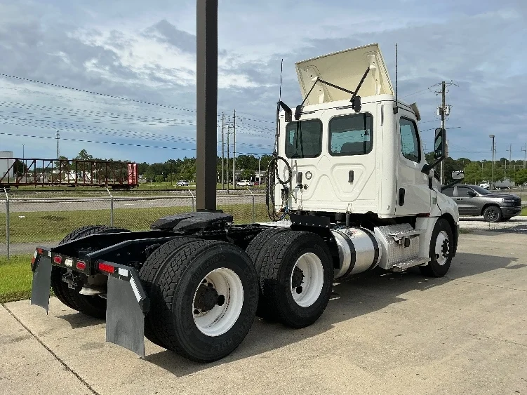 2020 Freightliner Cascadia in Gulfport, MS — photo 7