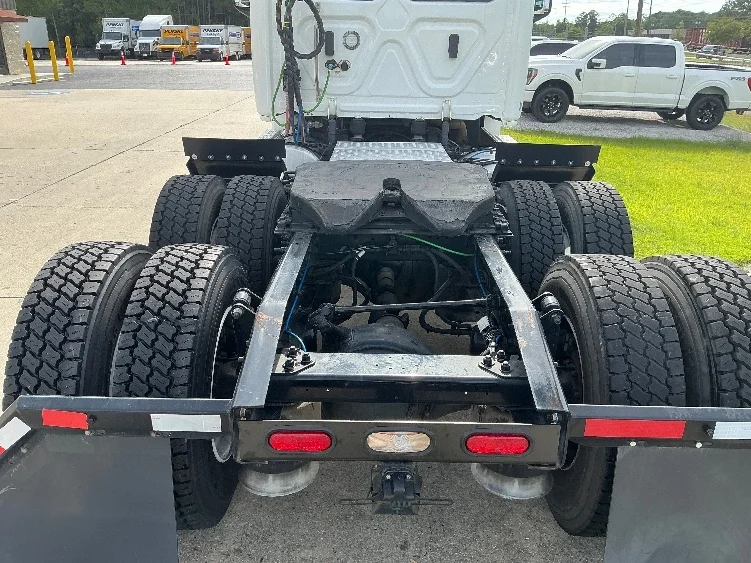 2020 Freightliner Cascadia in Gulfport, MS — photo 6