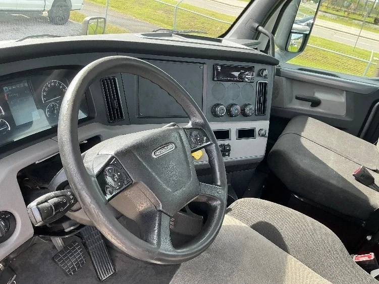 2020 Freightliner Cascadia in Gulfport, MS — photo 10