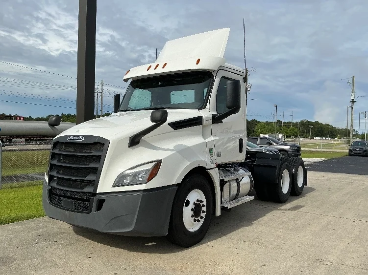 2020 Freightliner Cascadia in Gulfport, MS — photo 3