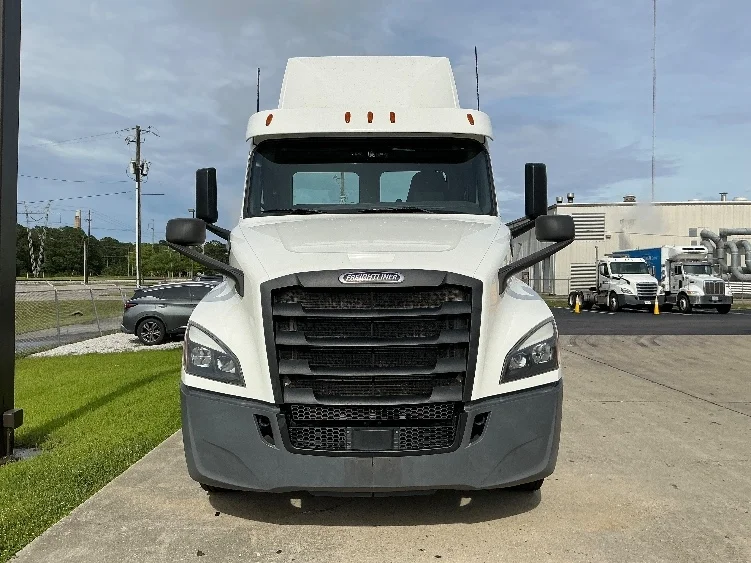 2020 Freightliner Cascadia in Gulfport, MS — photo 2