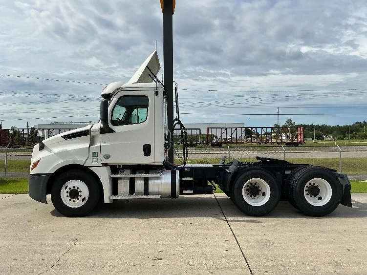 2020 Freightliner Cascadia in Gulfport, MS — photo 4