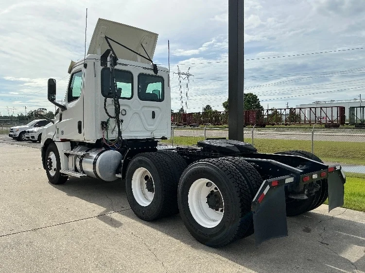 2020 Freightliner Cascadia in Gulfport, MS — photo 5
