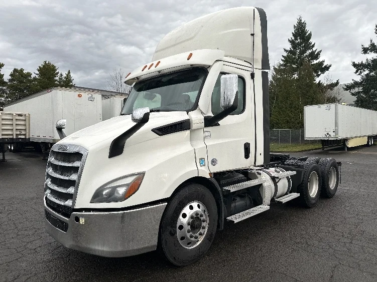 2021 Freightliner Cascadia in Clackamas, OR — photo 3