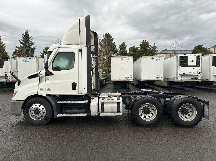2021 Freightliner Cascadia in Clackamas, OR — photo 4