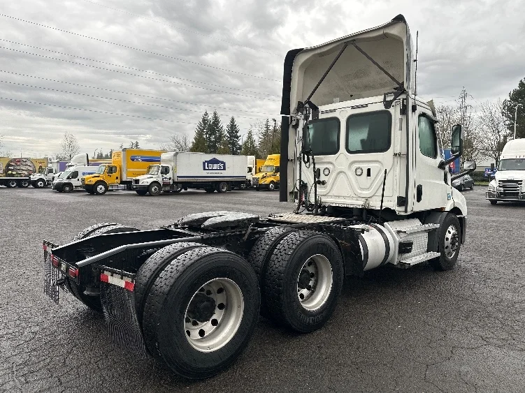 2021 Freightliner Cascadia in Clackamas, OR — photo 7