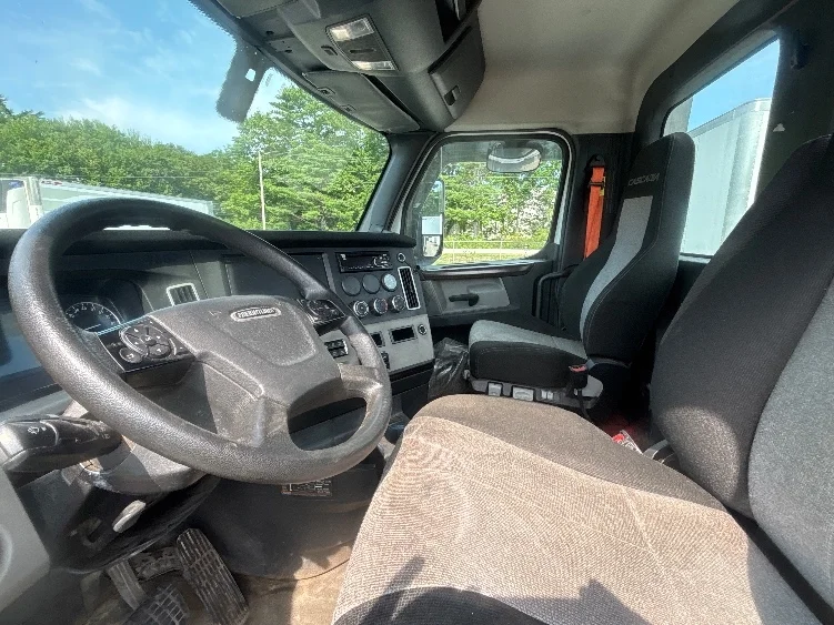 2020 Freightliner Cascadia in Monmouth Junction, NJ — photo 10