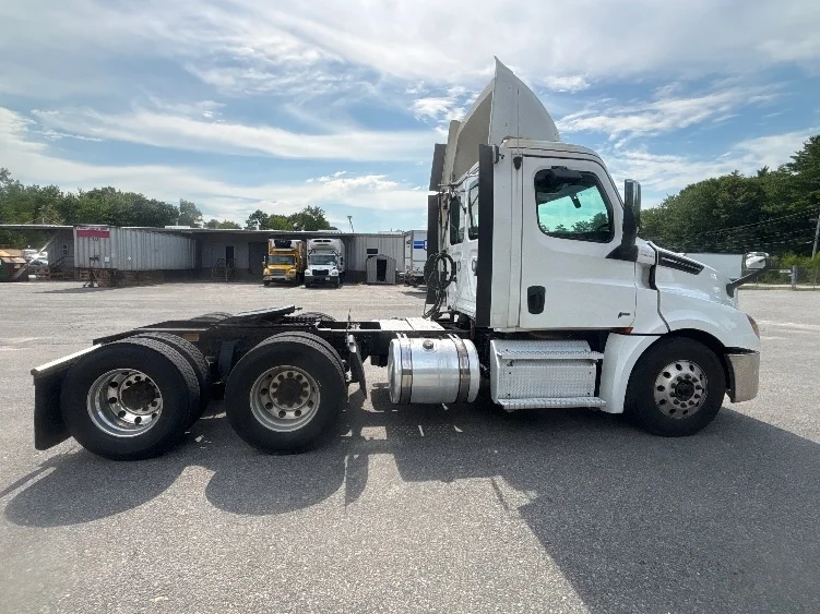 2020 Freightliner Cascadia in Monmouth Junction, NJ — photo 8